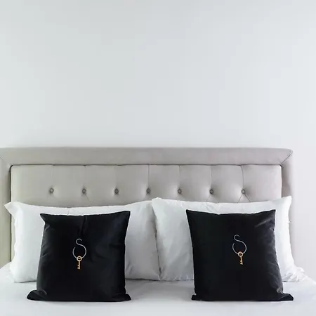 A World Aparts - 104 Frattina * Řím